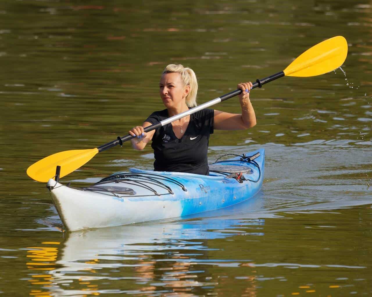 how many calories does kayaking burn