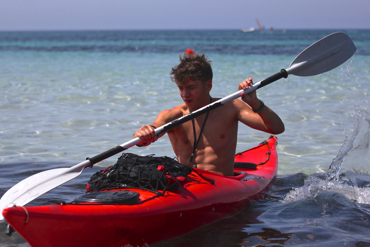 how many calories does kayaking burn